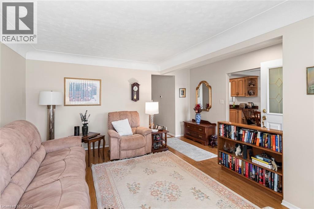 176 Walter Avenue S, Hamilton, ON - Indoor Photo Showing Living Room