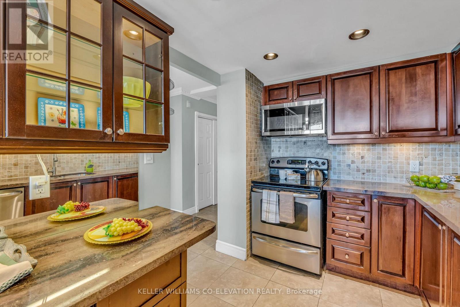 702 - 14 Neilson Drive, Toronto, ON - Indoor Photo Showing Kitchen