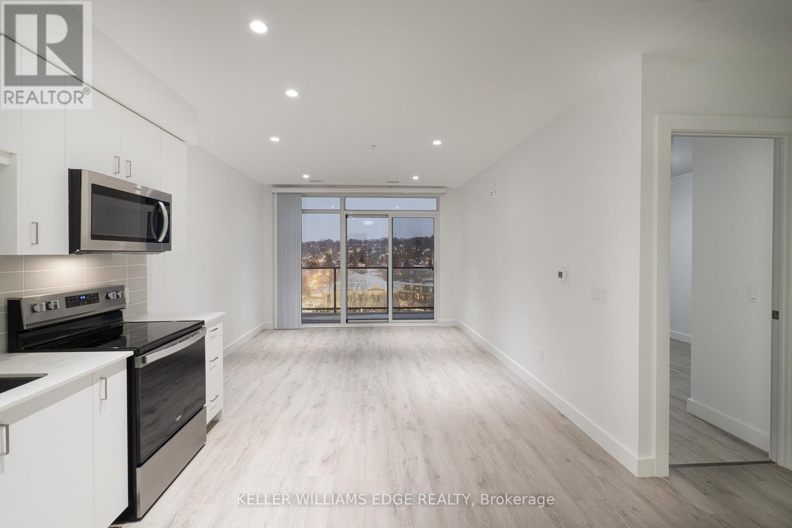 1008 - 15 Glebe Street, Cambridge, ON - Indoor Photo Showing Kitchen
