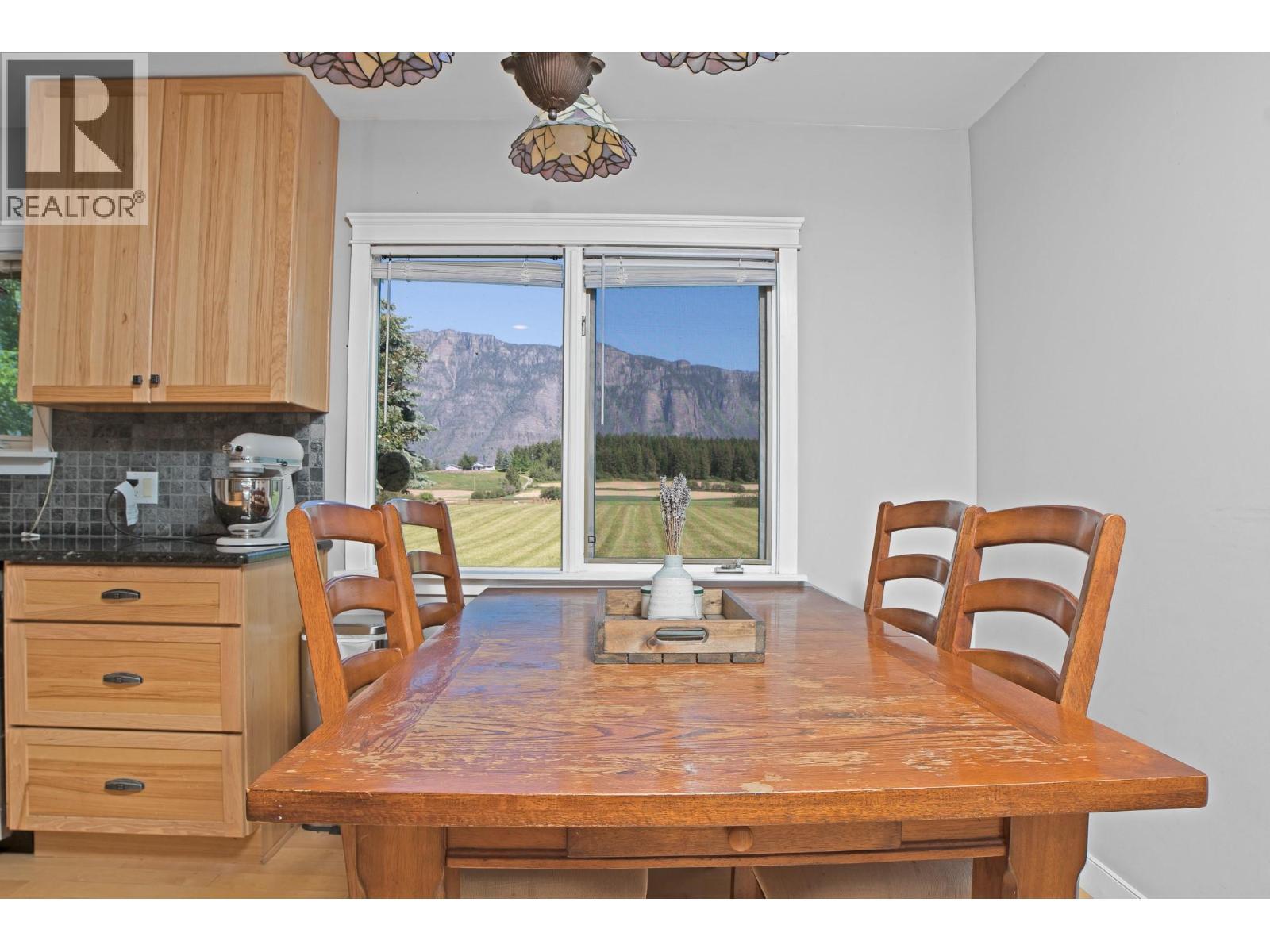 2315 16Th Street, Lister, BC - Indoor Photo Showing Dining Room