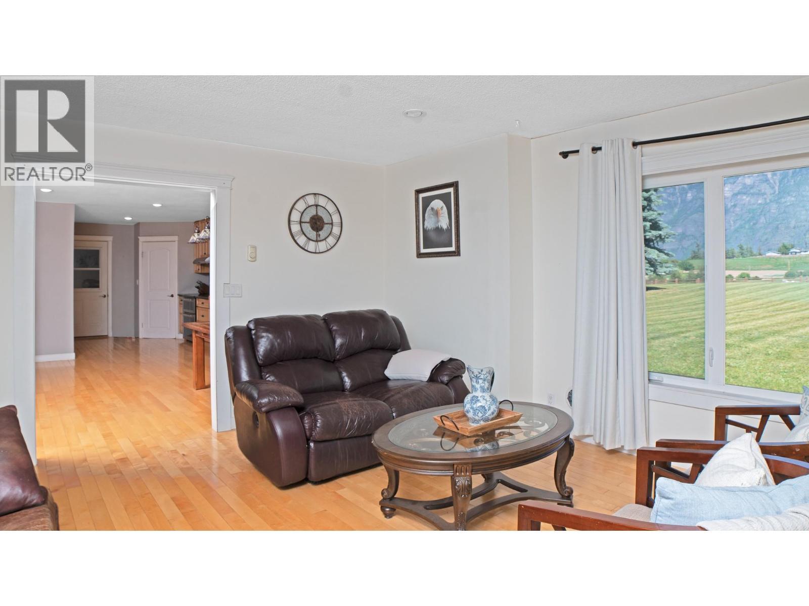 2315 16Th Street, Lister, BC - Indoor Photo Showing Living Room