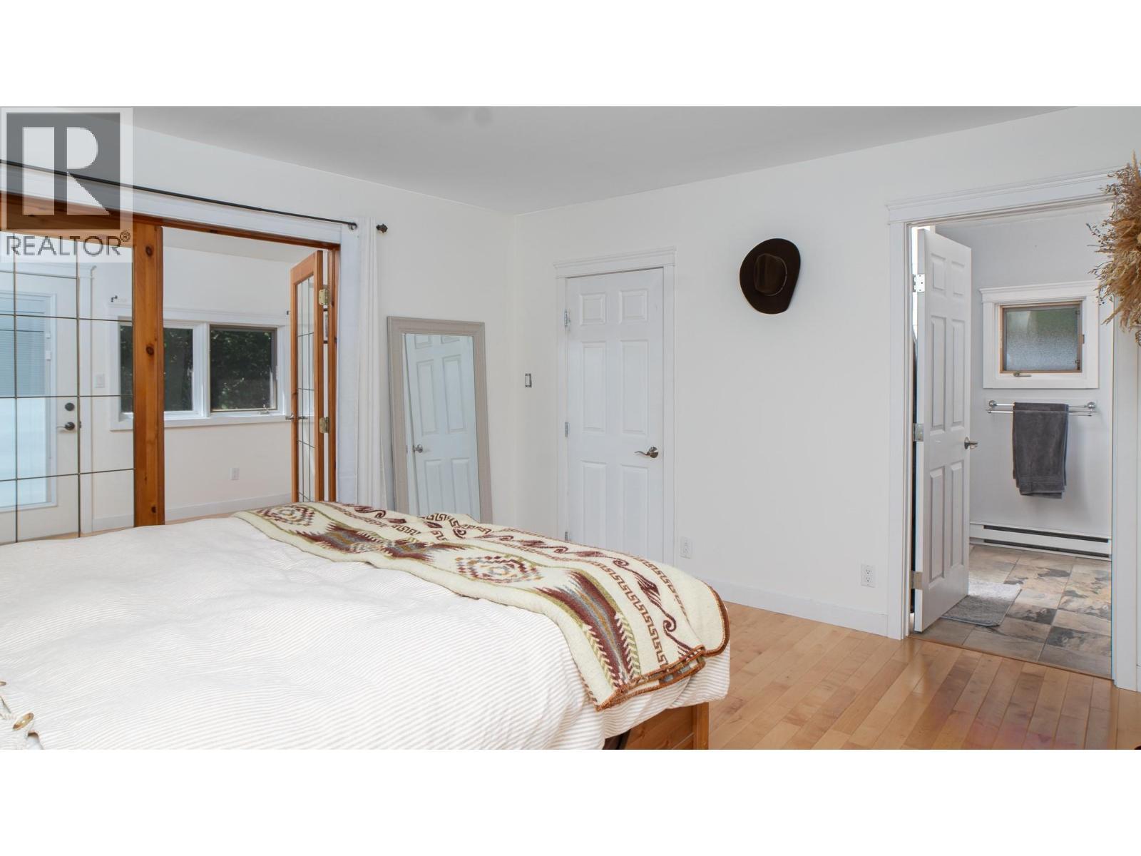 2315 16Th Street, Lister, BC - Indoor Photo Showing Bedroom