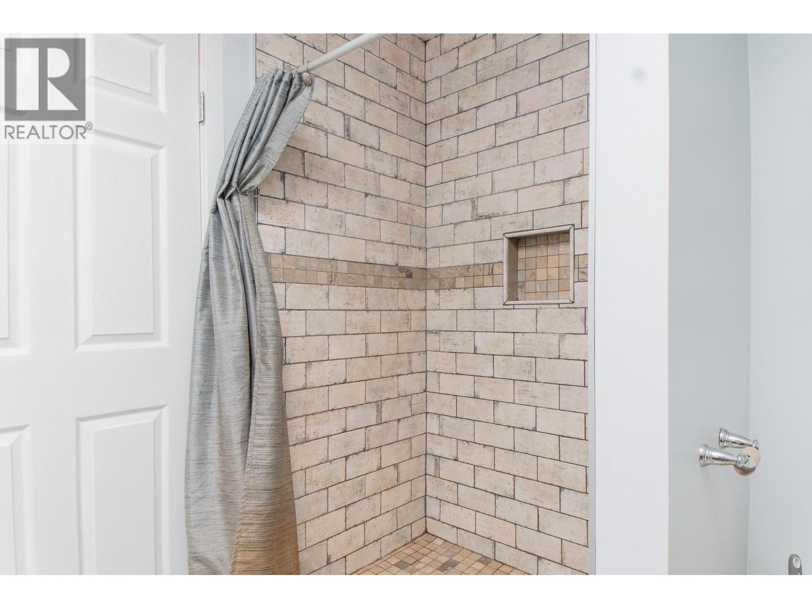 2315 16Th Street, Lister, BC - Indoor