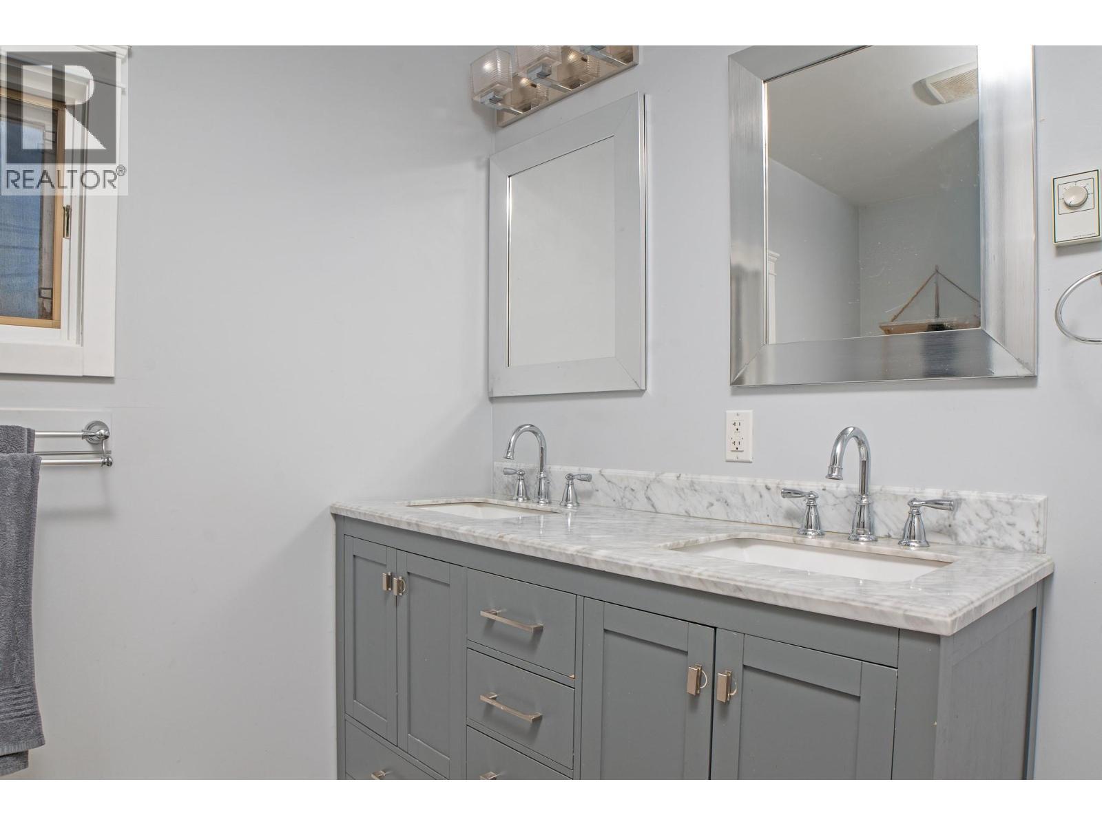 2315 16Th Street, Lister, BC - Indoor Photo Showing Bathroom