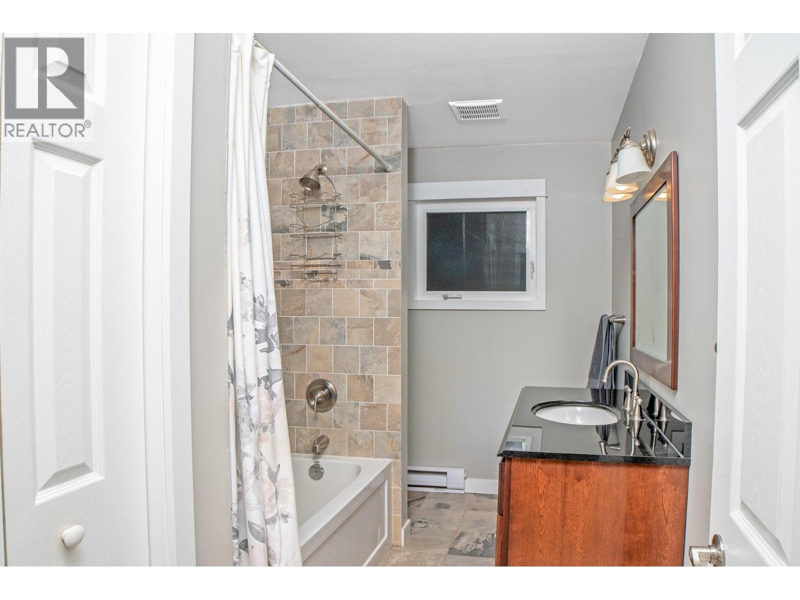 2315 16Th Street, Lister, BC - Indoor