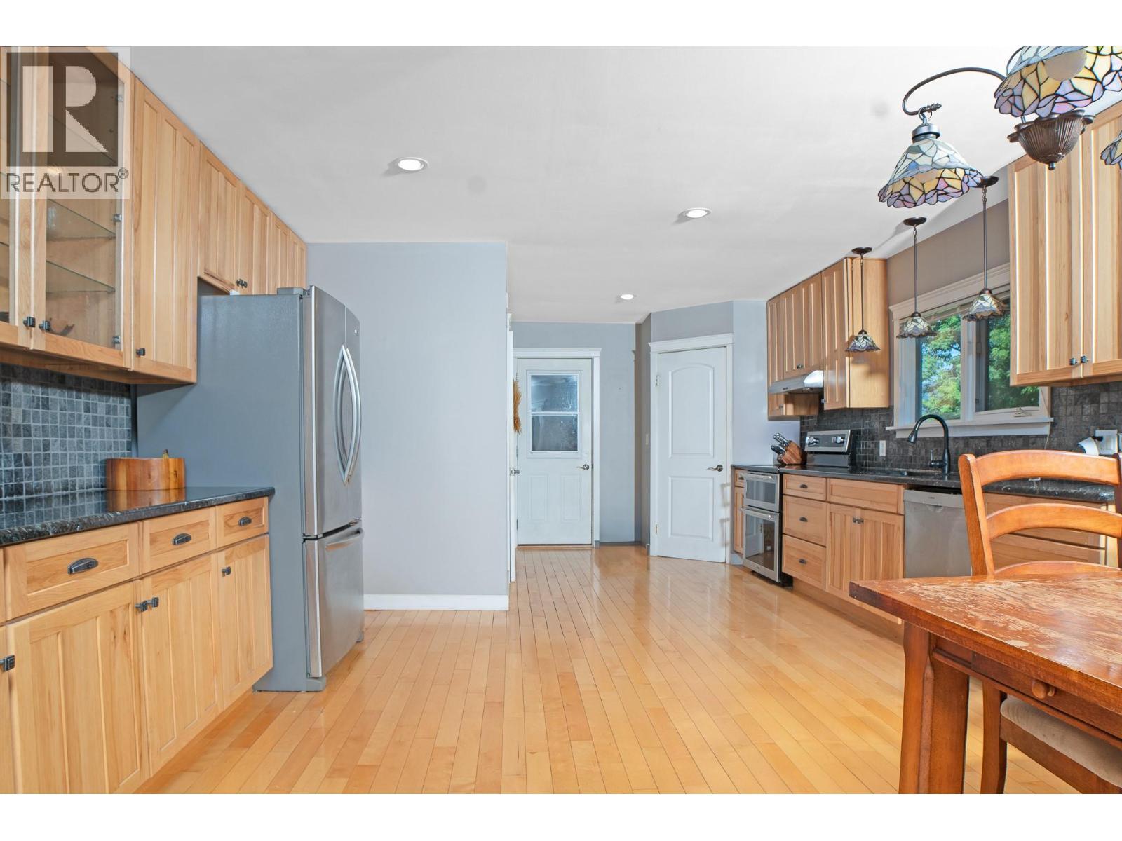 2315 16Th Street, Lister, BC - Indoor Photo Showing Kitchen