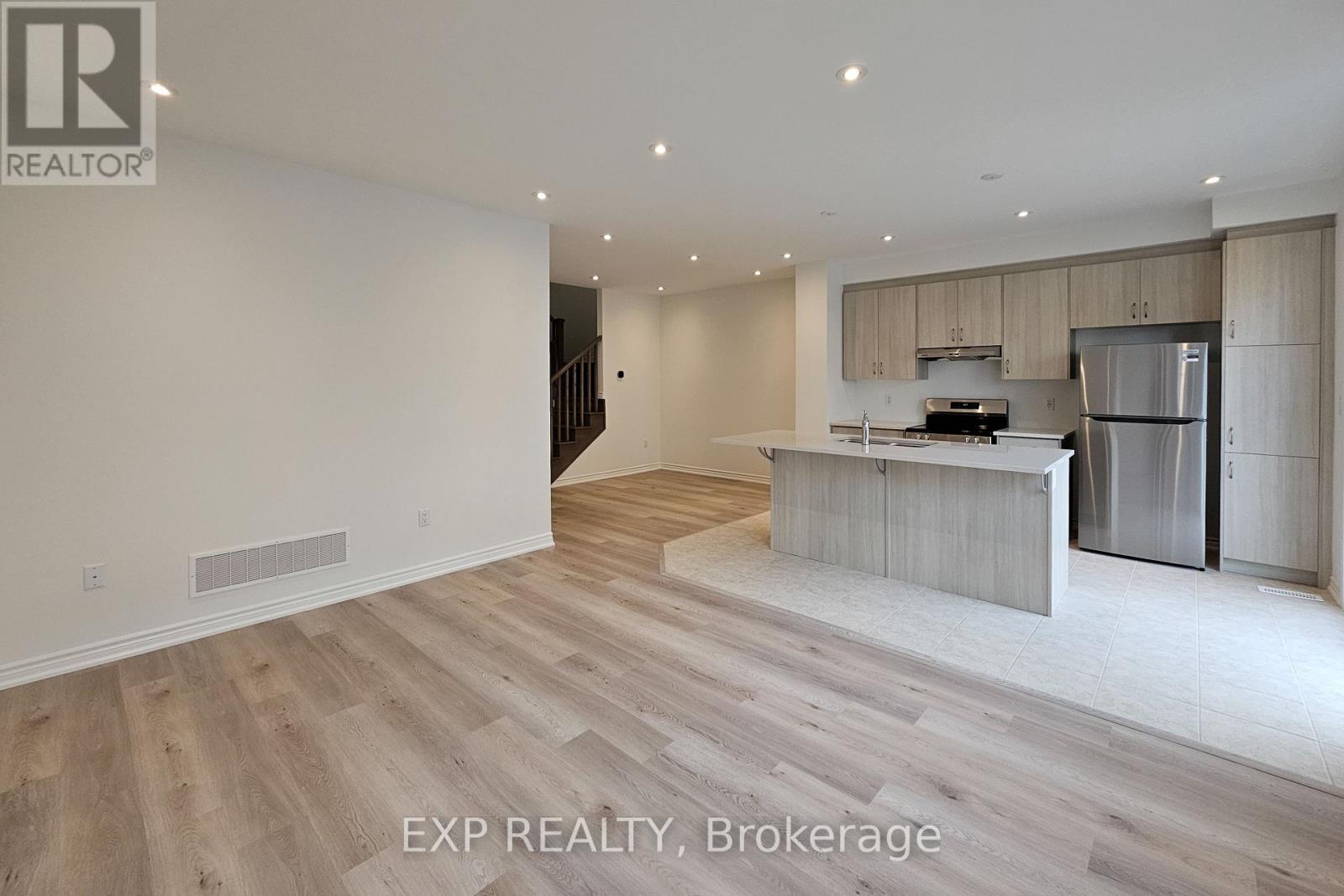 8 Vinewood Crescent, Barrie, ON - Indoor Photo Showing Kitchen