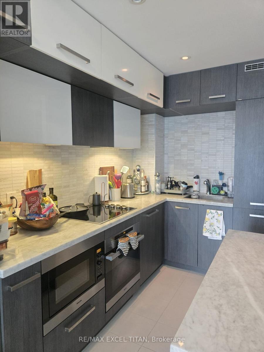 2203 - 8 The Esplanade, Toronto, ON - Indoor Photo Showing Kitchen With Upgraded Kitchen