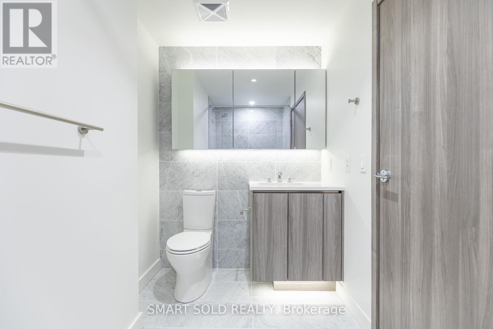 1612 - 85 Mcmahon Drive, Toronto, ON - Indoor Photo Showing Bathroom
