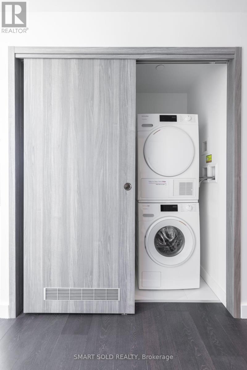 1612 - 85 Mcmahon Drive, Toronto, ON - Indoor Photo Showing Laundry Room