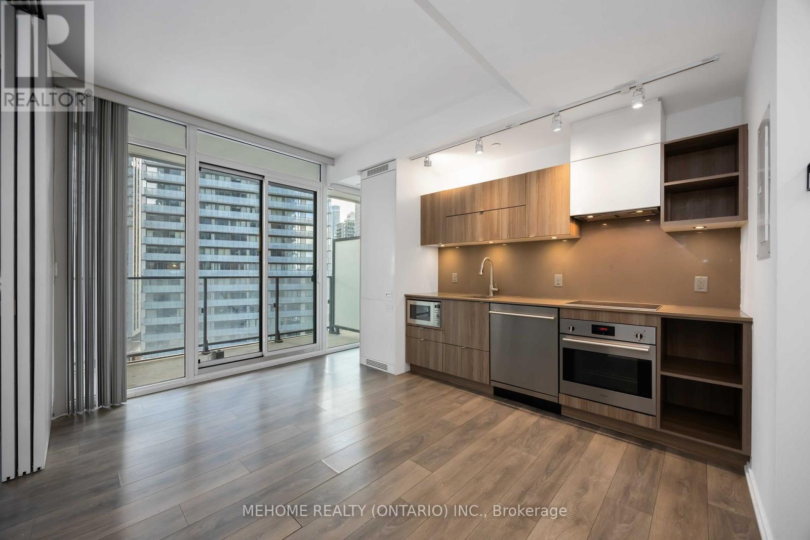 1812 - 125 Peter Street, Toronto, ON - Indoor Photo Showing Kitchen