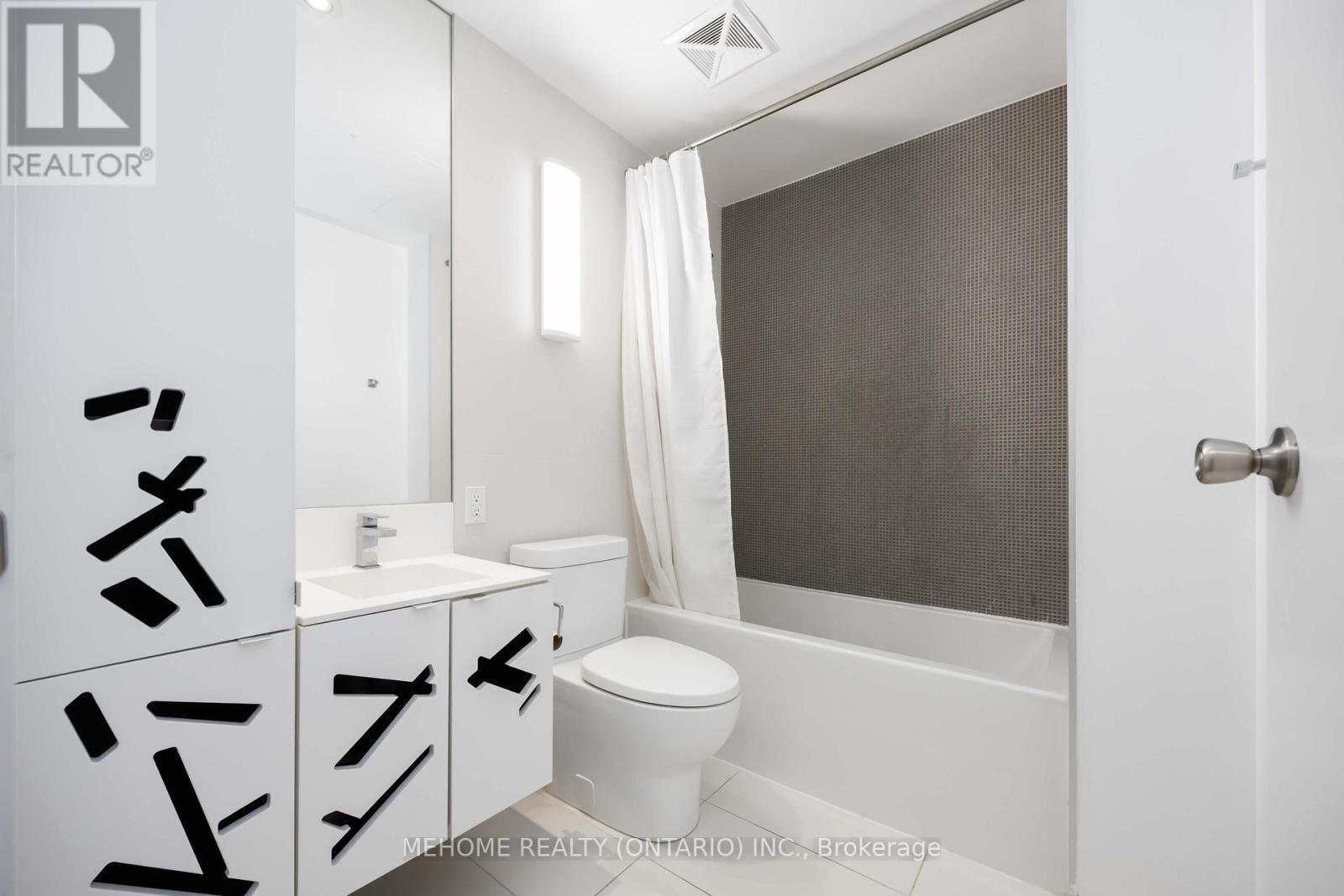 1812 - 125 Peter Street, Toronto, ON - Indoor Photo Showing Bathroom