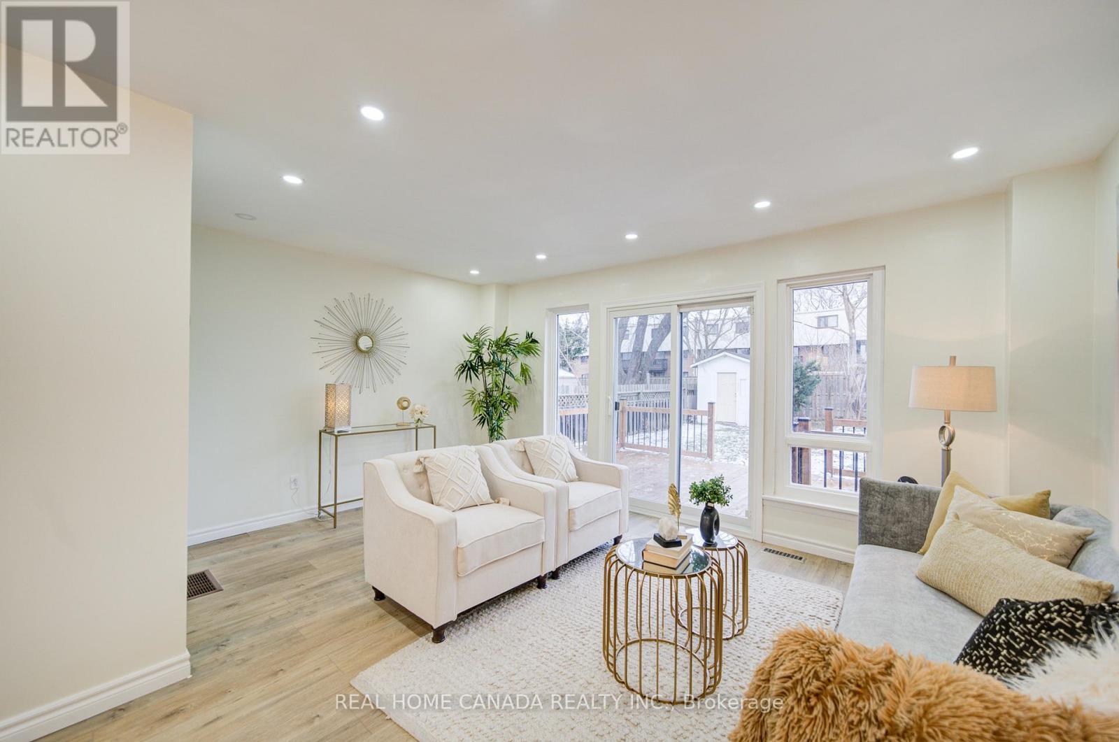 1088 Venus Crescent, Oshawa, ON - Indoor Photo Showing Living Room