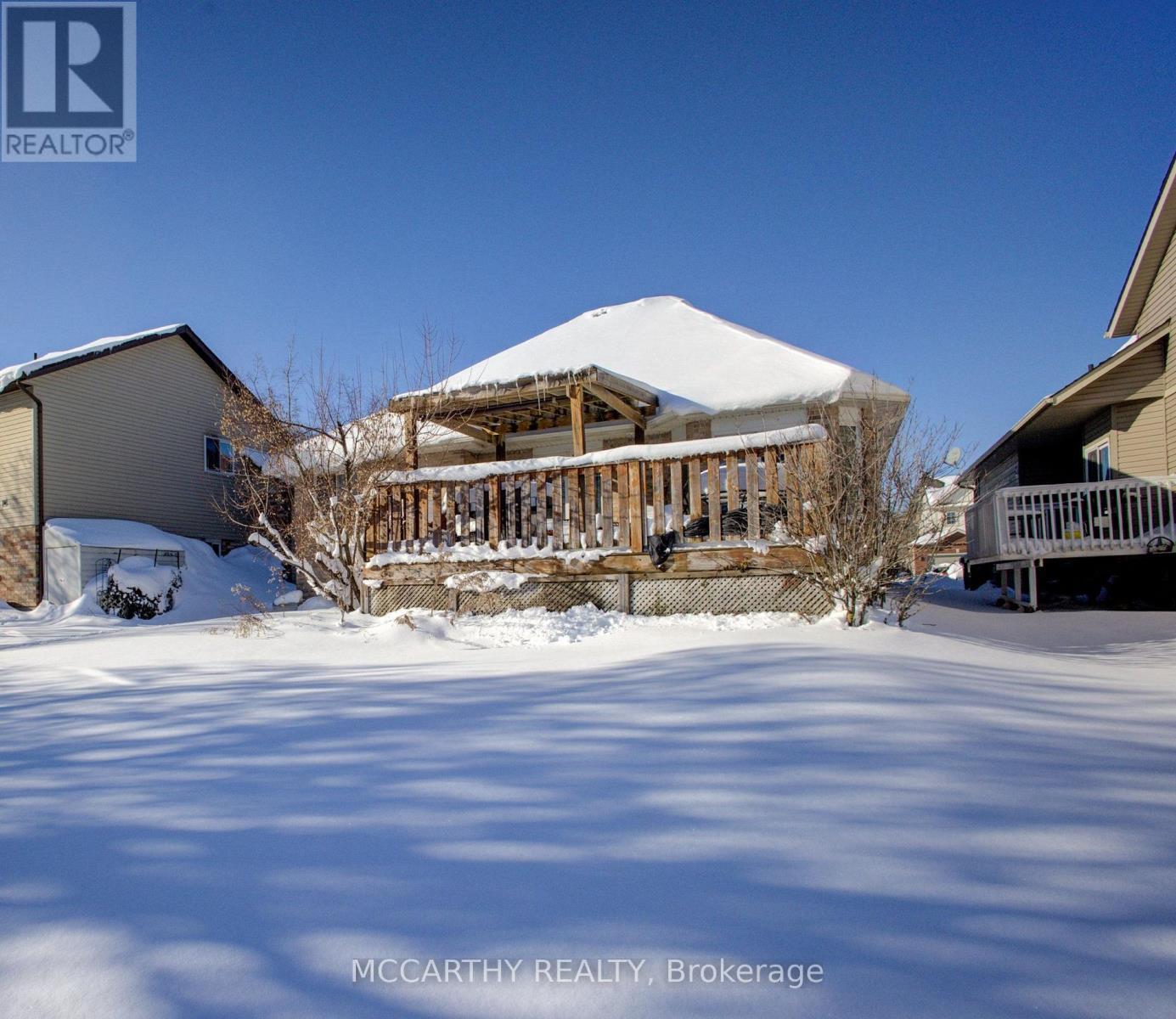 large covered deck area - 125 Sheffield Street, Southgate, ON - Outdoor