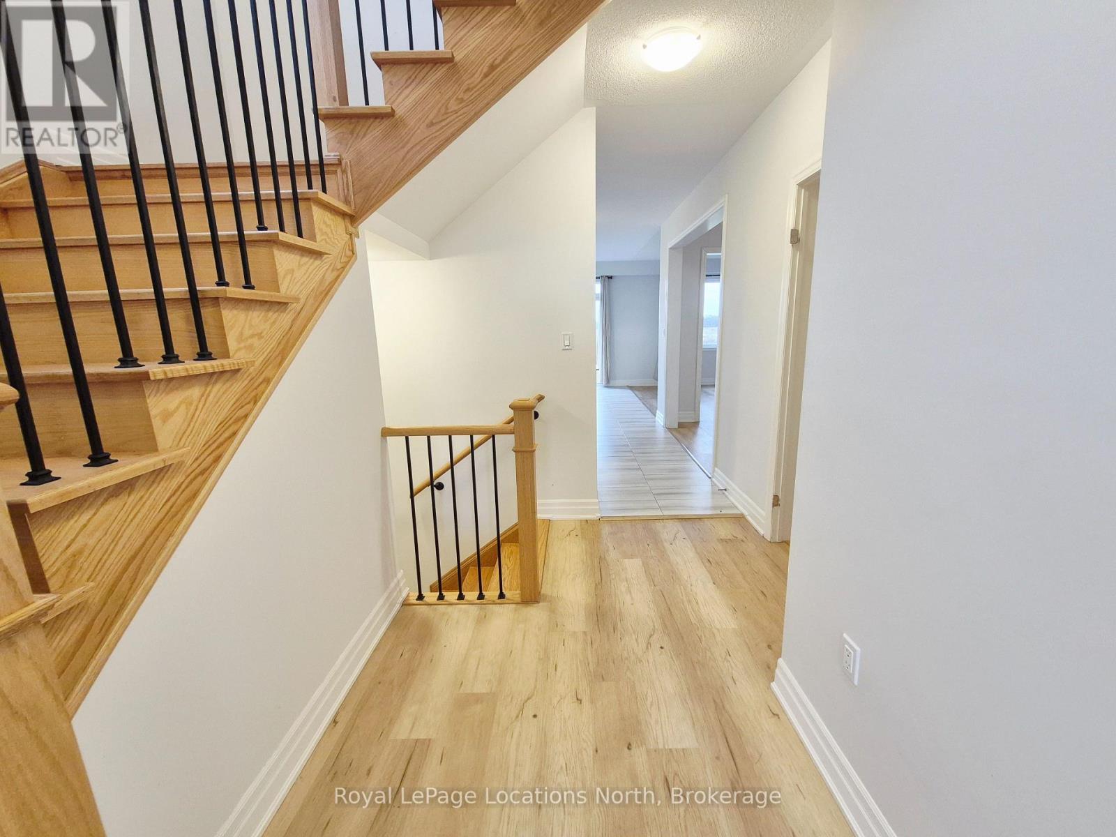Vinyl flooring - 158 Union Boulevard, Wasaga Beach, ON - Indoor Photo Showing Other Room