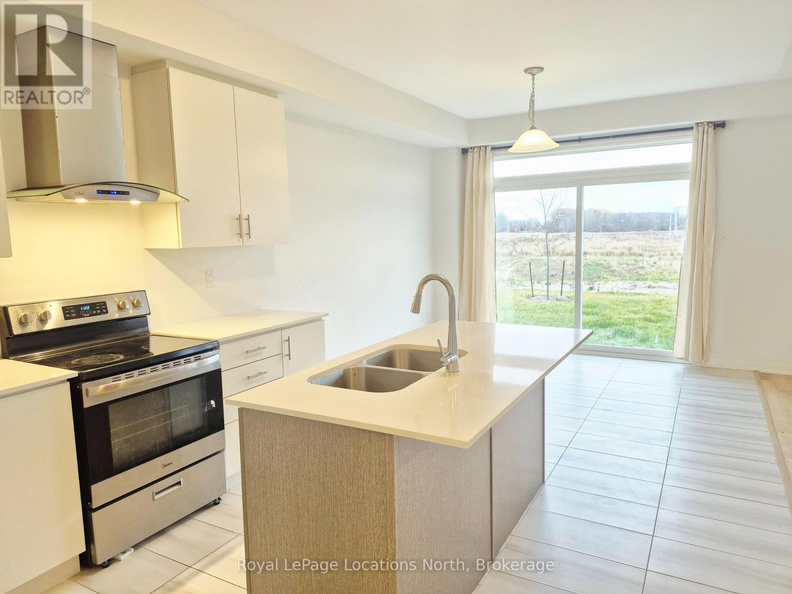 158 Union Boulevard, Wasaga Beach, ON - Indoor Photo Showing Kitchen With Double Sink