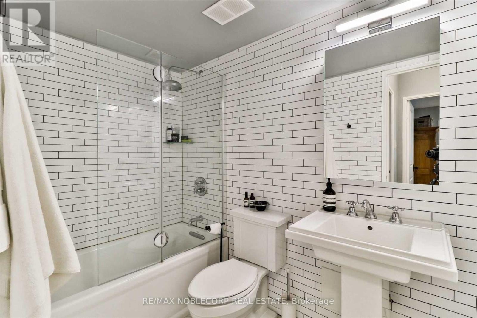 1201 - 360 Ridelle Avenue, Toronto, ON - Indoor Photo Showing Bathroom