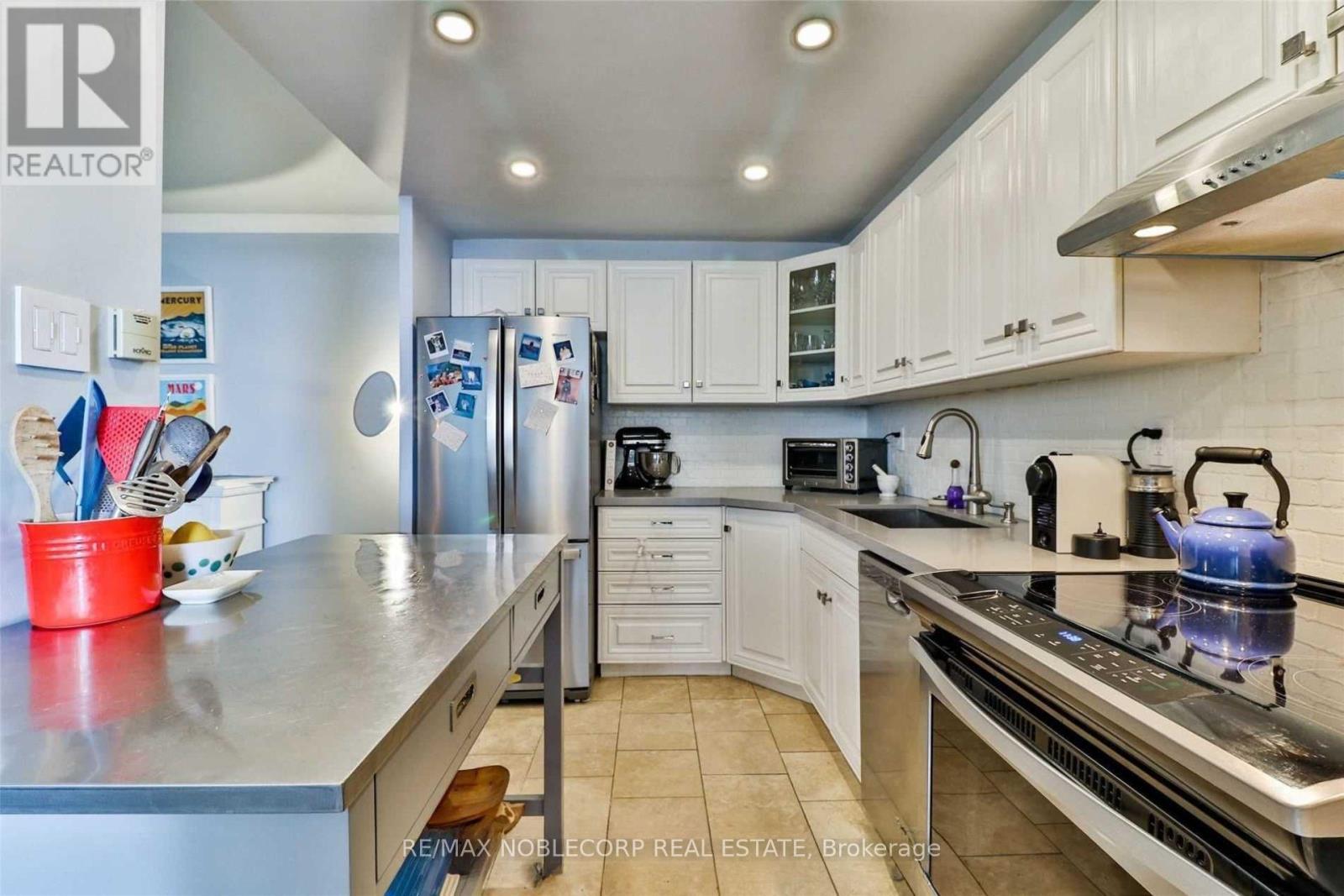 1201 - 360 Ridelle Avenue, Toronto, ON - Indoor Photo Showing Kitchen With Stainless Steel Kitchen