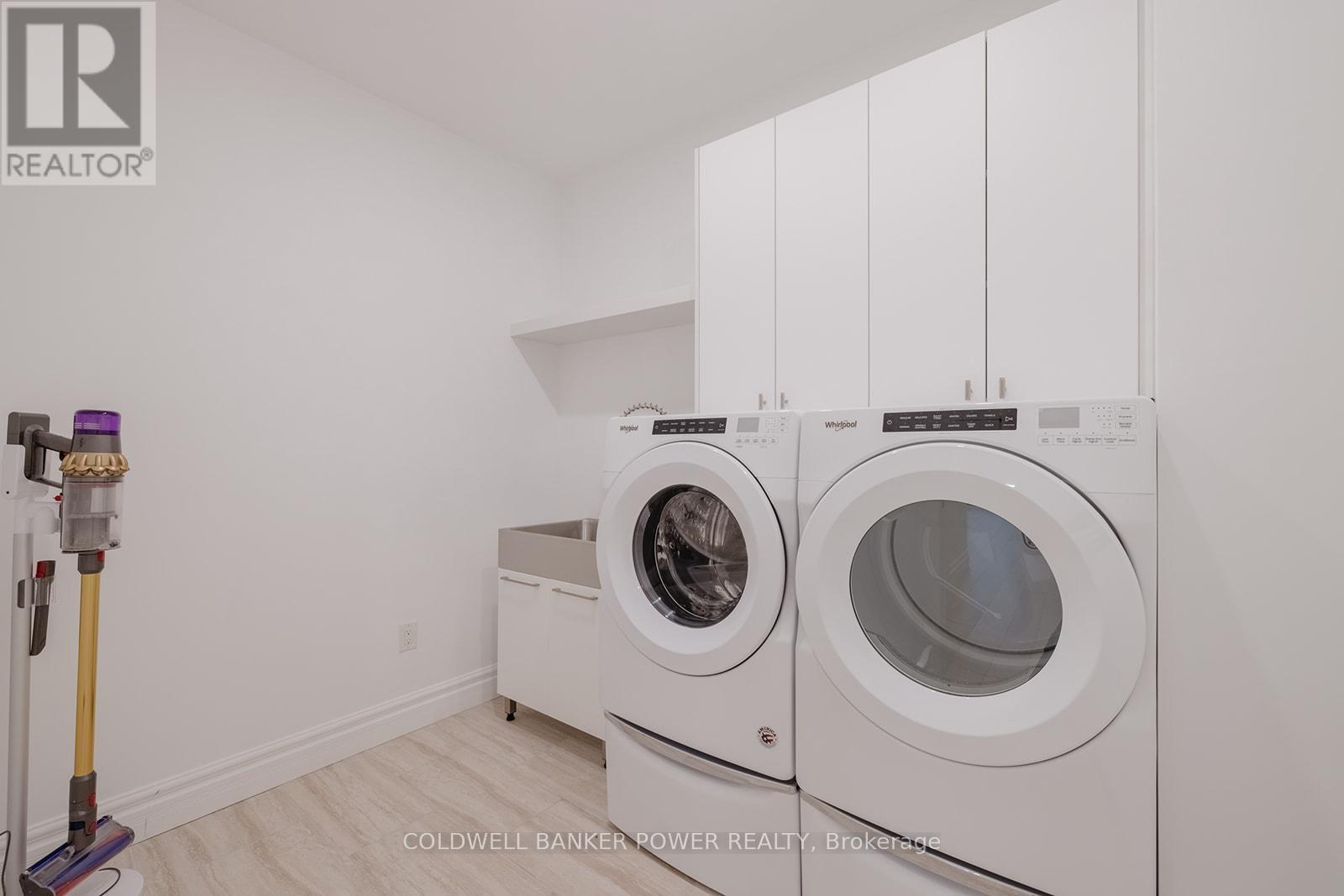 1103 - 260 Villagewalk Boulevard, London North (North R), ON - Indoor Photo Showing Laundry Room