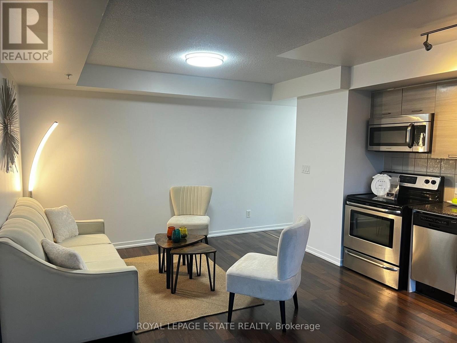 612 - 20 Joe Shuster Way, Toronto, ON - Indoor Photo Showing Kitchen