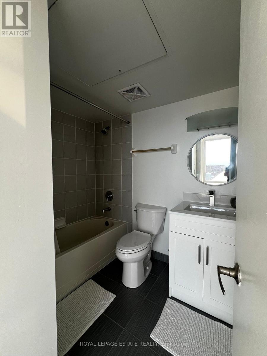 612 - 20 Joe Shuster Way, Toronto, ON - Indoor Photo Showing Bathroom