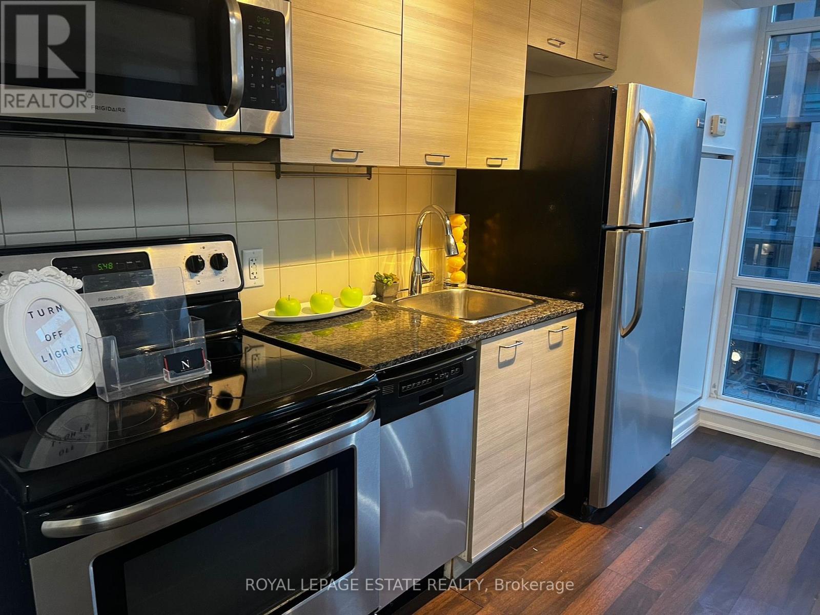 612 - 20 Joe Shuster Way, Toronto, ON - Indoor Photo Showing Kitchen