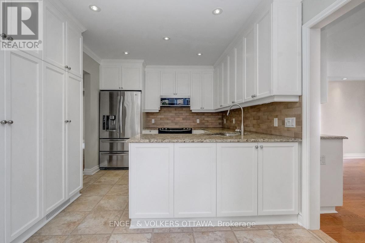 25 Bittern Court, Ottawa, ON - Indoor Photo Showing Kitchen With Upgraded Kitchen