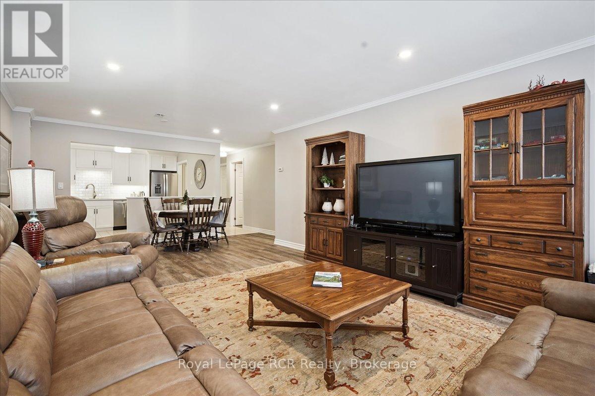 206 - 2555 3Rd Avenue W, Owen Sound, ON - Indoor Photo Showing Living Room