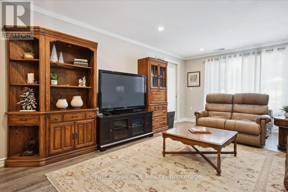 206 - 2555 3Rd Avenue W, Owen Sound, ON - Indoor Photo Showing Living Room