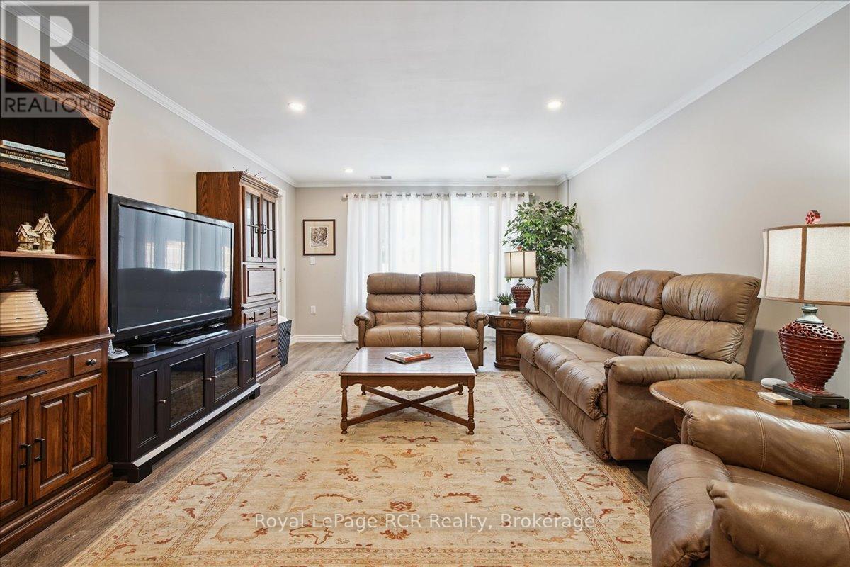 206 - 2555 3Rd Avenue W, Owen Sound, ON - Indoor Photo Showing Living Room