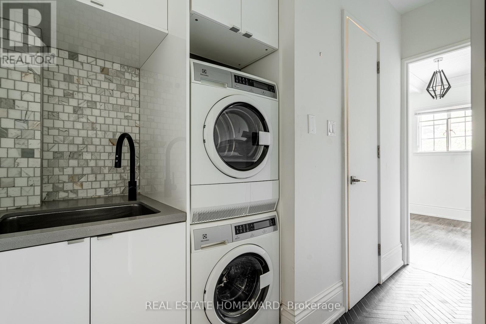 3025 Queen Street E, Toronto, ON - Indoor Photo Showing Laundry Room