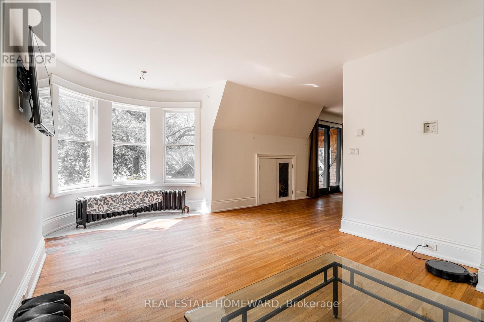 3025 Queen Street E, Toronto, ON - Indoor