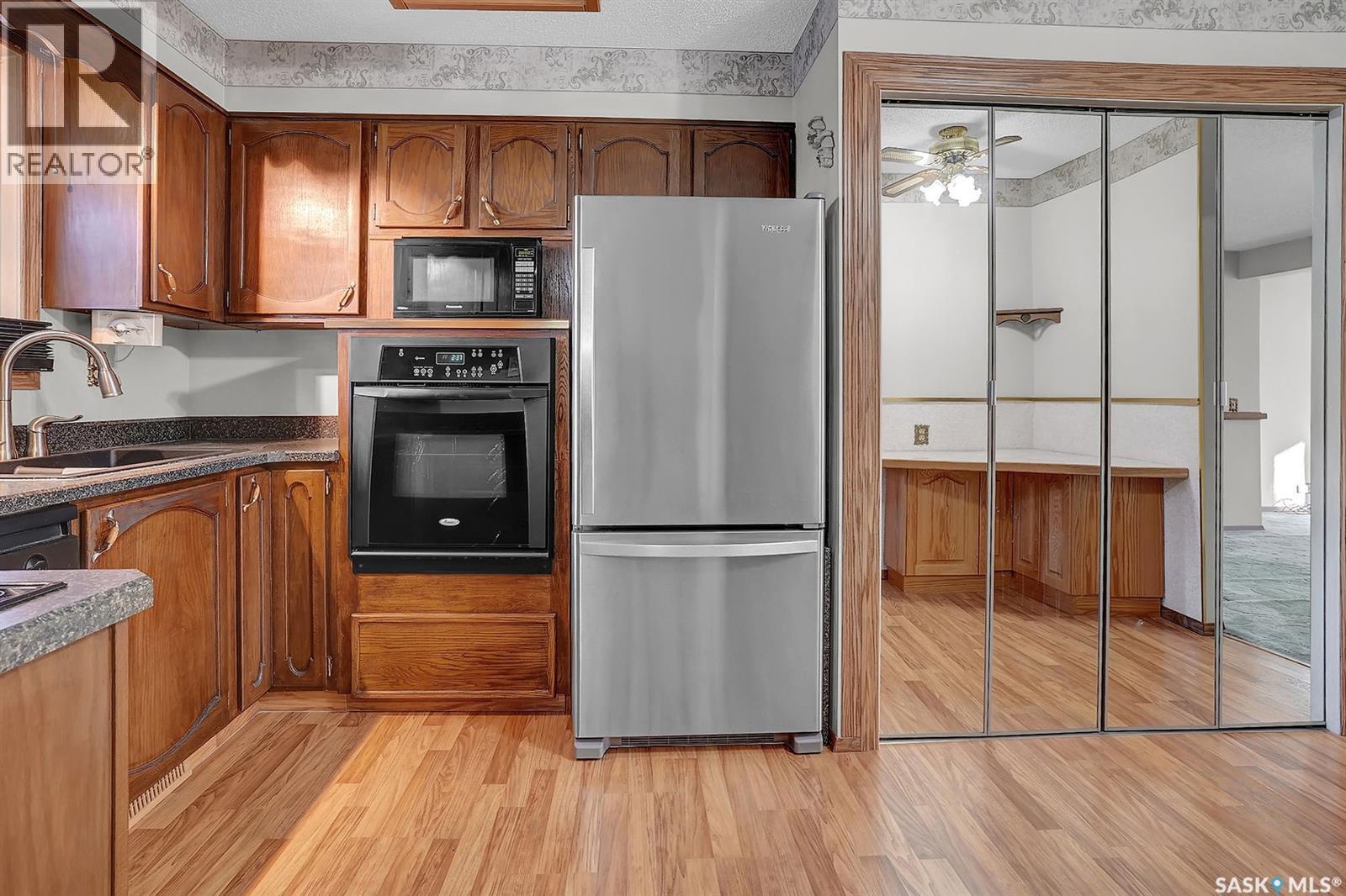 168 Plainsview Drive, Regina, SK - Indoor Photo Showing Kitchen