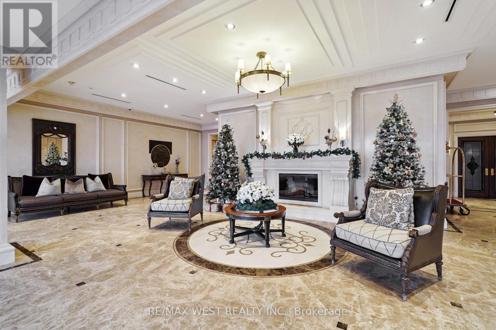 407 - 9235 Jane Street, Vaughan, ON - Indoor Photo Showing Living Room With Fireplace