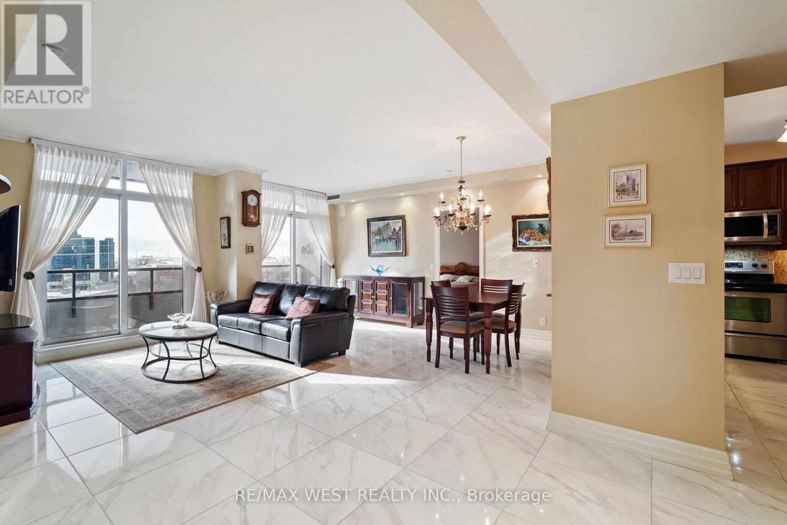 407 - 9235 Jane Street, Vaughan, ON - Indoor Photo Showing Living Room