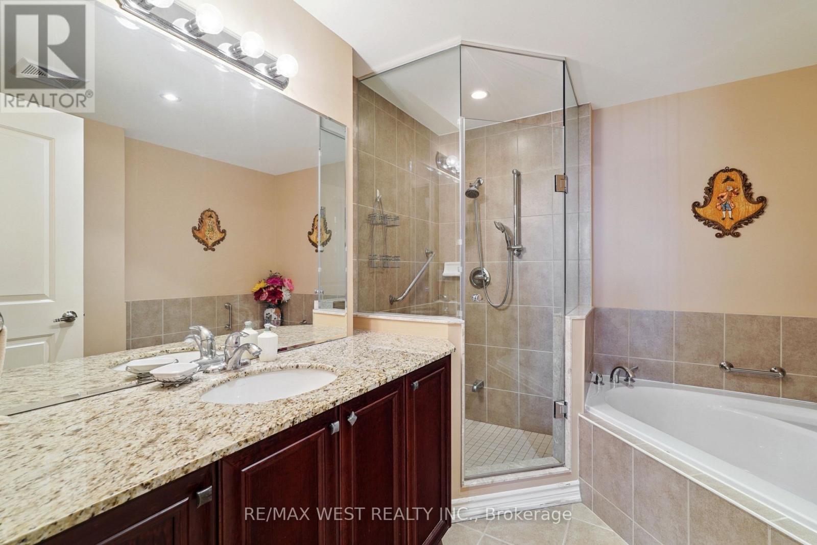 407 - 9235 Jane Street, Vaughan, ON - Indoor Photo Showing Bathroom