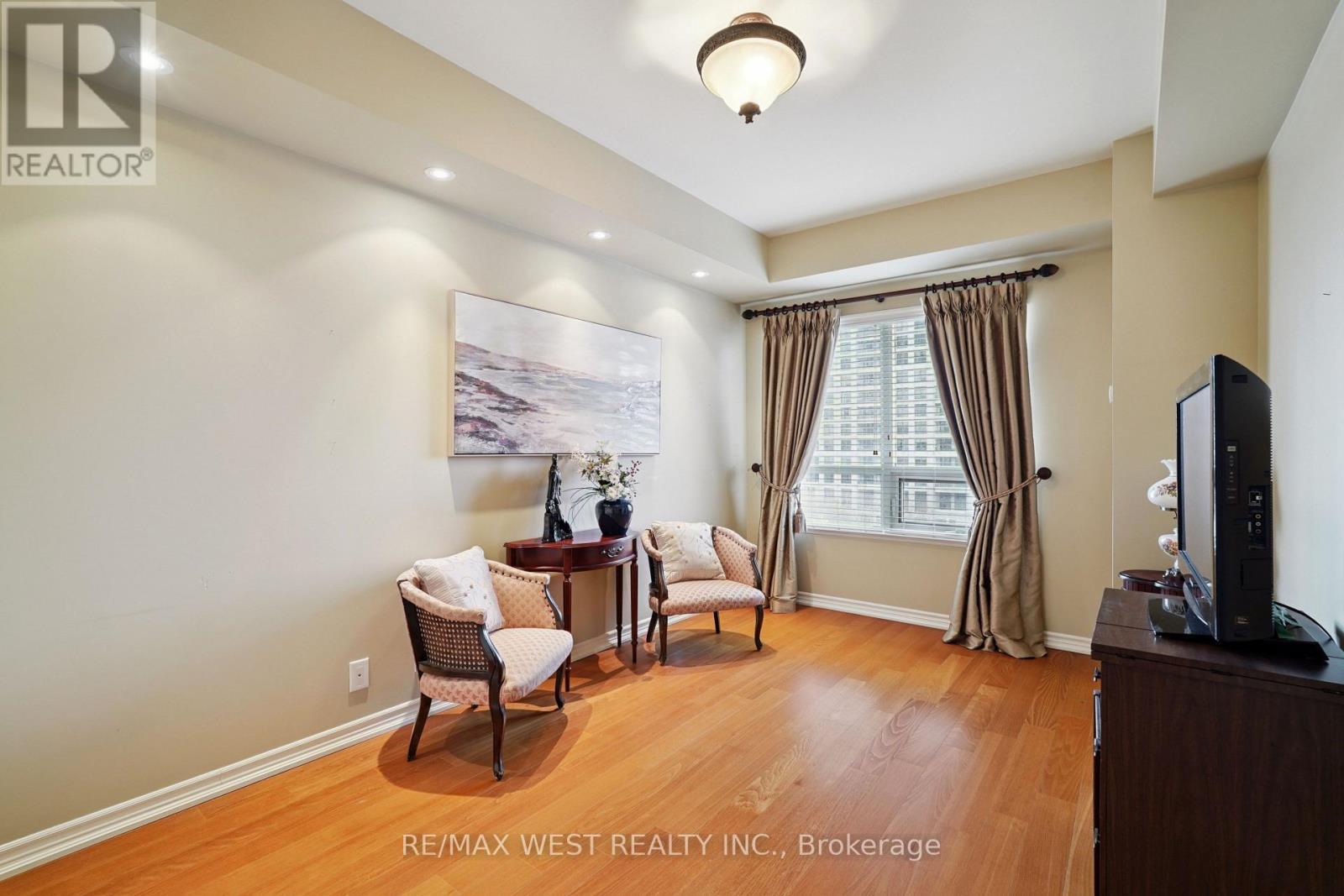 407 - 9235 Jane Street, Vaughan, ON - Indoor Photo Showing Other Room