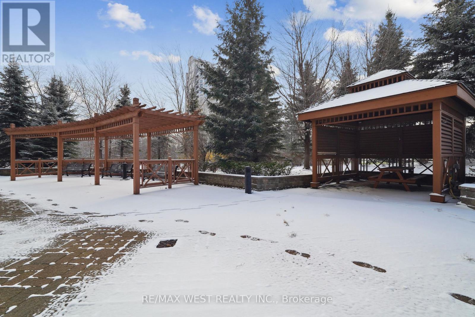 407 - 9235 Jane Street, Vaughan, ON - Outdoor