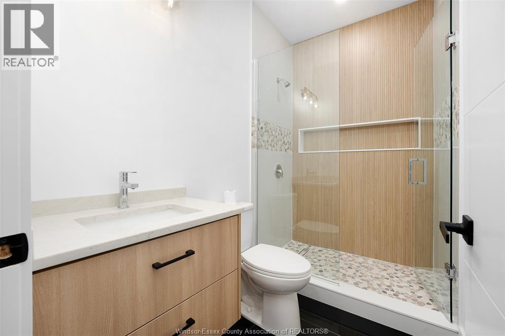 5200 Rafael, Tecumseh, ON - Indoor Photo Showing Bathroom