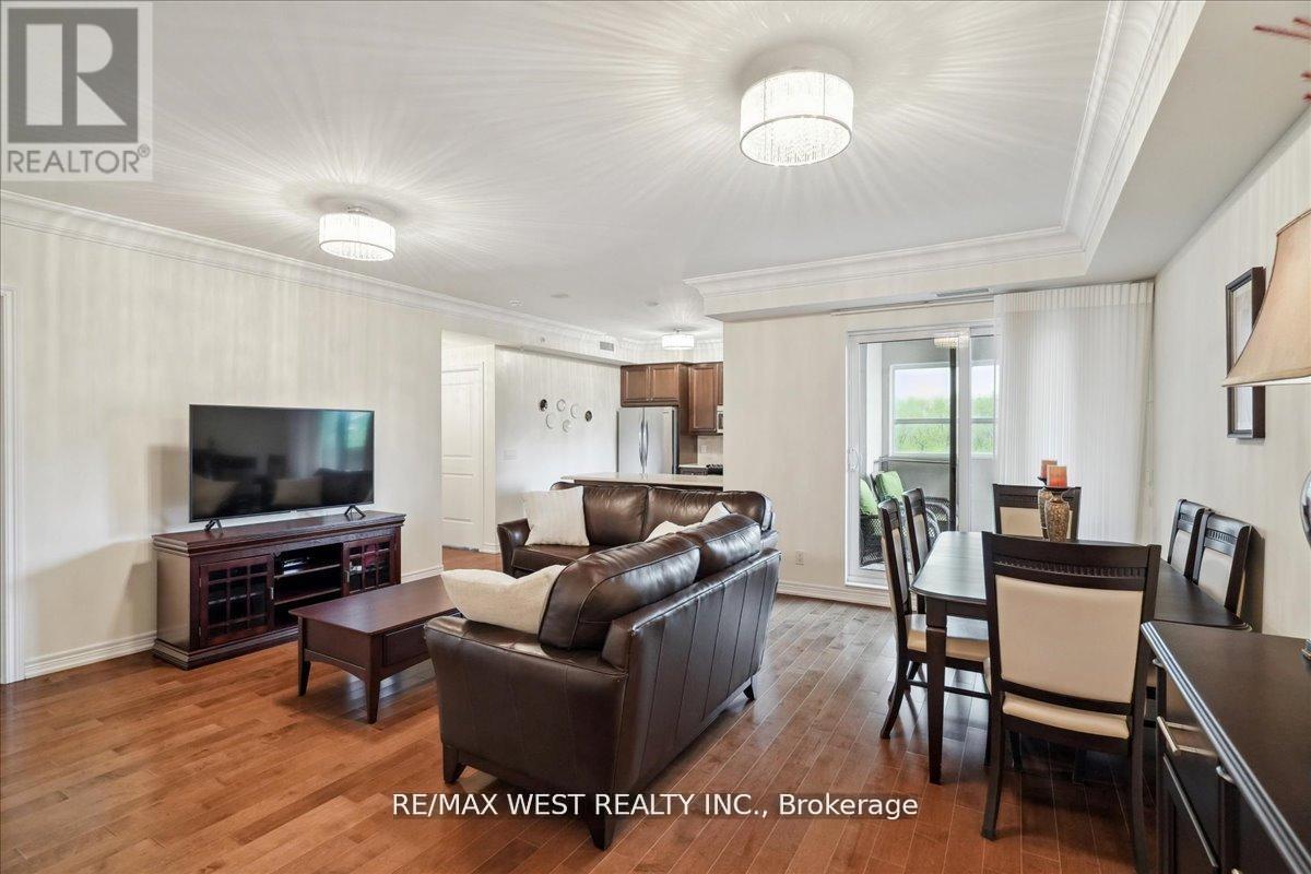 405 - 9255 Jane Street, Vaughan, ON - Indoor Photo Showing Living Room