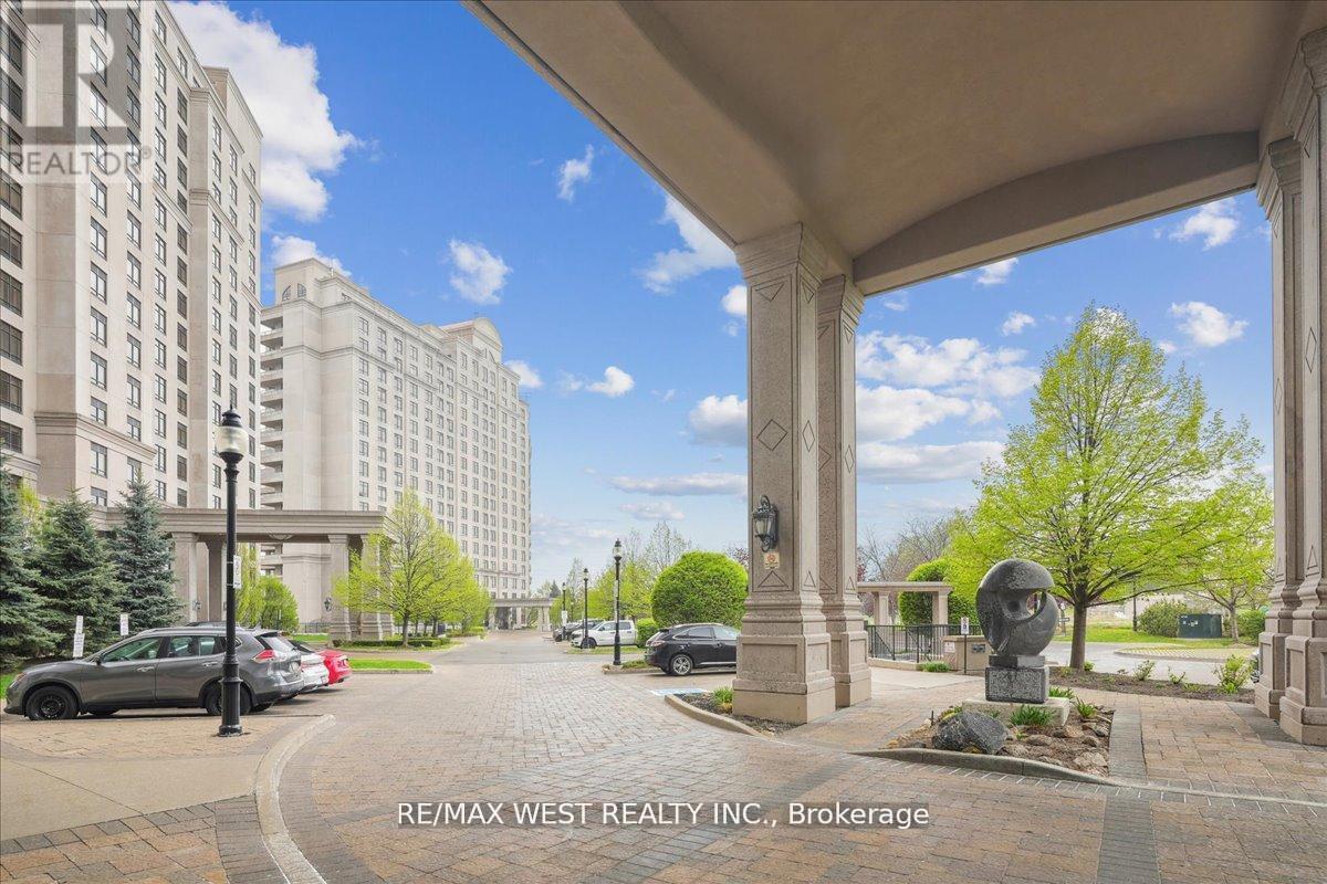 405 - 9255 Jane Street, Vaughan, ON - Outdoor