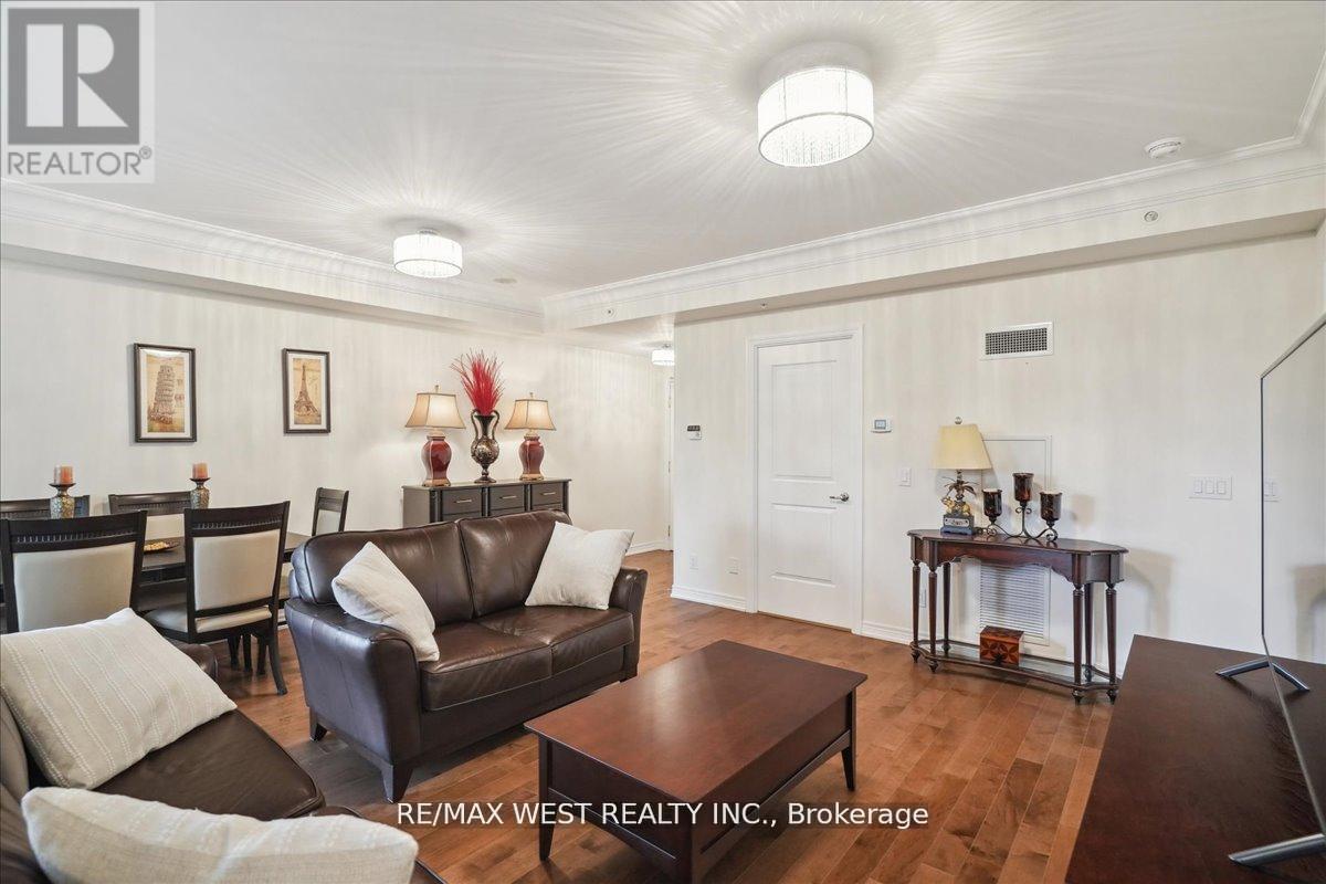 405 - 9255 Jane Street, Vaughan, ON - Indoor Photo Showing Living Room