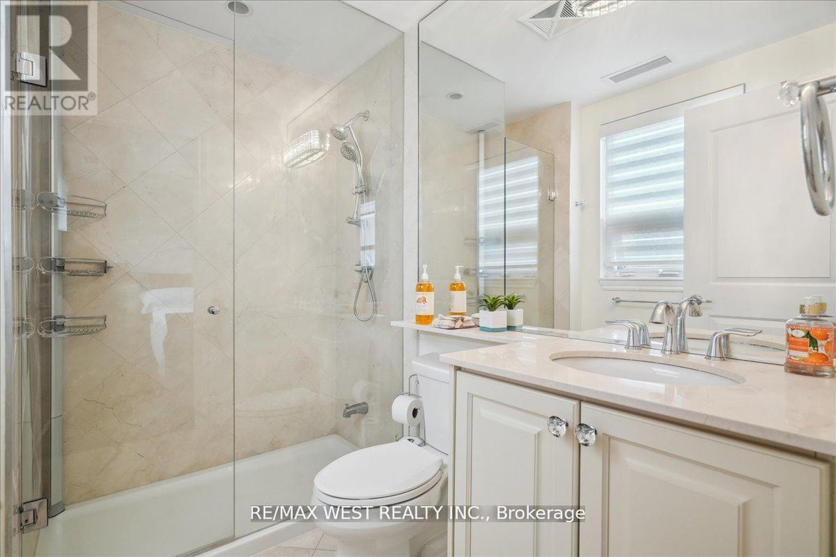 405 - 9255 Jane Street, Vaughan, ON - Indoor Photo Showing Bathroom