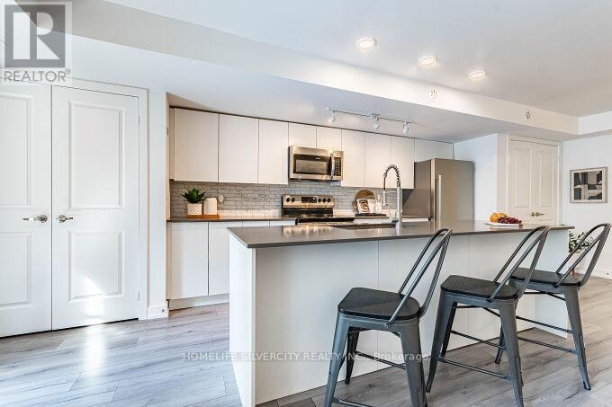 104 - 3058 Sixth Line, Oakville, ON - Indoor Photo Showing Kitchen With Upgraded Kitchen
