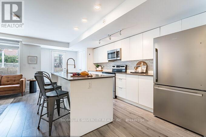 104 - 3058 Sixth Line, Oakville, ON - Indoor Photo Showing Kitchen With Stainless Steel Kitchen With Upgraded Kitchen