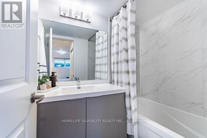 104 - 3058 Sixth Line, Oakville, ON - Indoor Photo Showing Bathroom