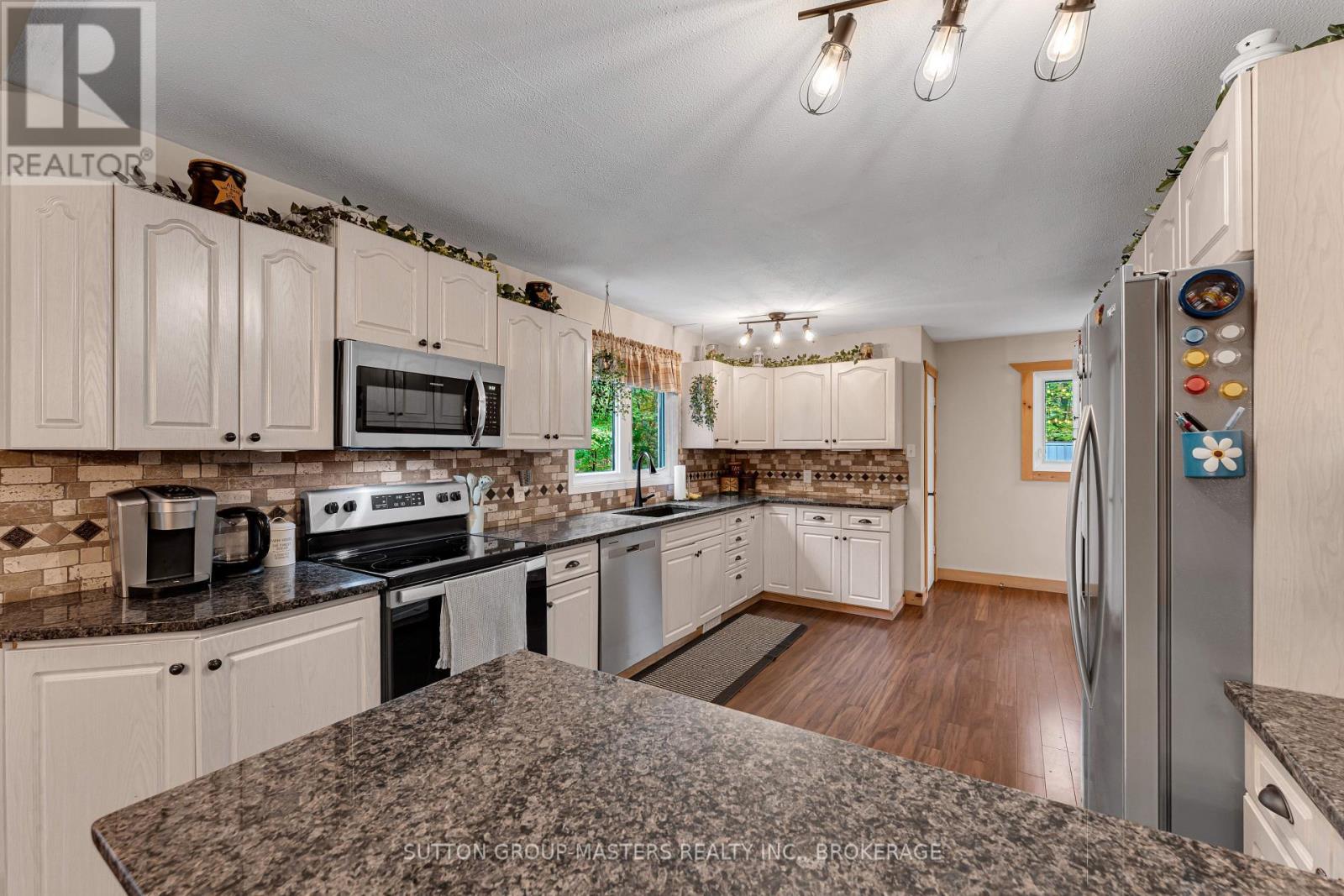 2382 Sands Road, Frontenac (Frontenac South), ON - Indoor Photo Showing Kitchen