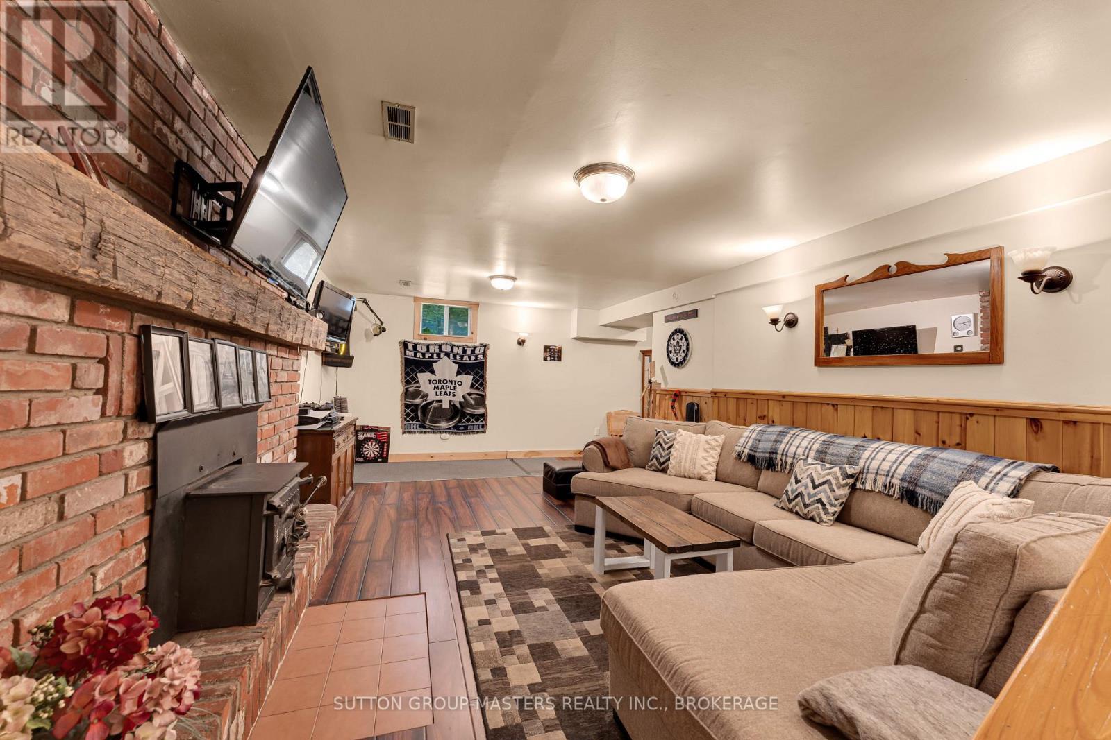 2382 Sands Road, Frontenac (Frontenac South), ON - Indoor Photo Showing Living Room