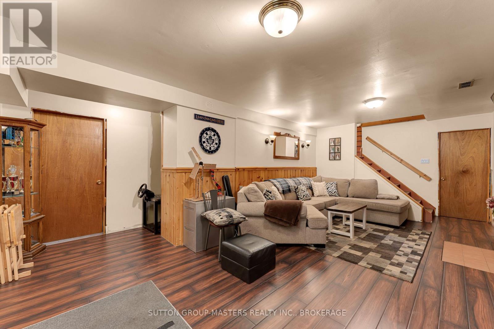 2382 Sands Road, Frontenac (Frontenac South), ON - Indoor Photo Showing Living Room