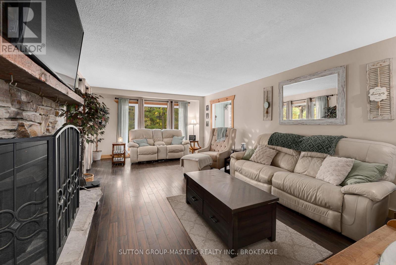 2382 Sands Road, Frontenac (Frontenac South), ON - Indoor Photo Showing Living Room